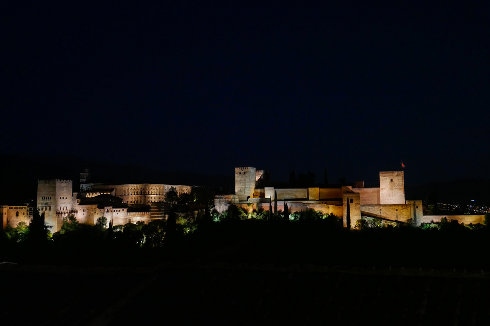Alhambra bij nacht - Alhambra bei nacht - Alhambra de noche - 夜のアルハンブラ - Alhambra By Night