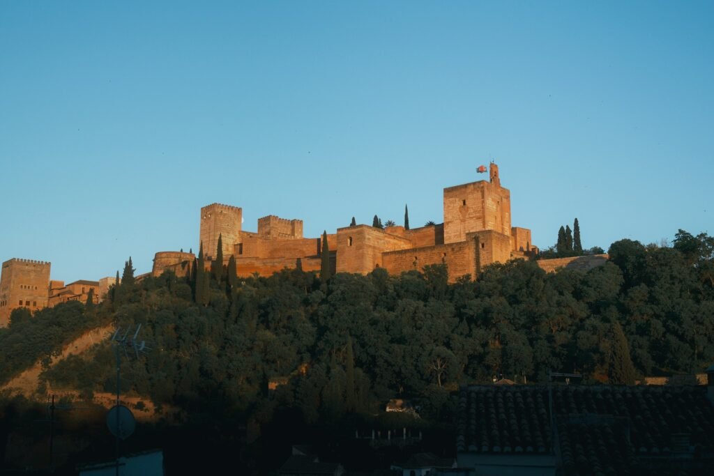 Is a guided tour of the Alhambra worthwhile - Merece la pena hacer una visita guiada a la Alhambra - Is een rondleiding in het Alhambra de moeite waard - Lohnt sich eine Führung im Alhambra - Une visite guidée de l'Alhambra vaut-elle la peine